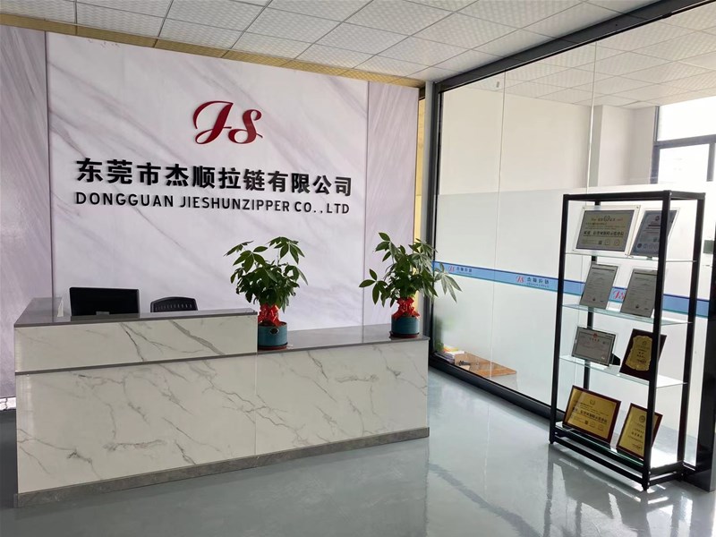 塑料拉鏈和尼龍拉鏈有什么區(qū)別？